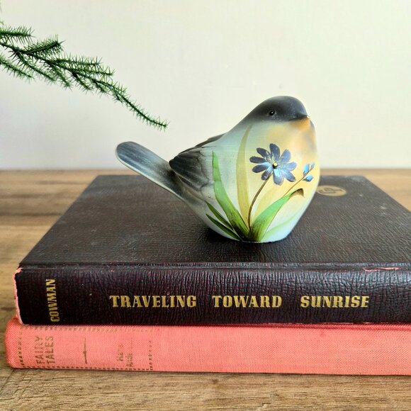 Beautiful ceramic bird figurine with floral design. - Picture 1 of 7